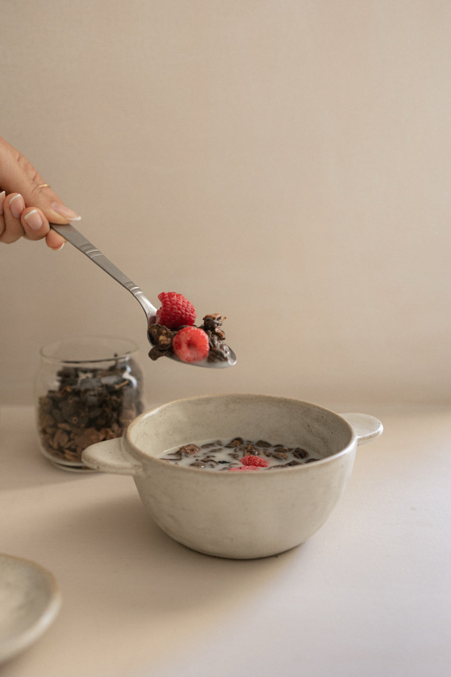 Bowl de desayuno con chocolate True y frutos rojos