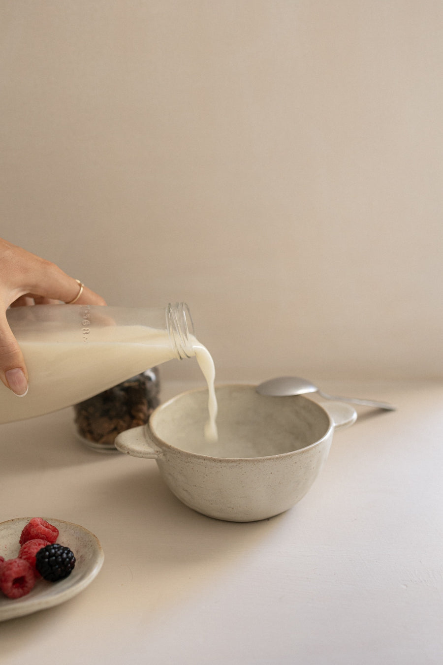 Preparación de un bowl con leche y chocolates True
