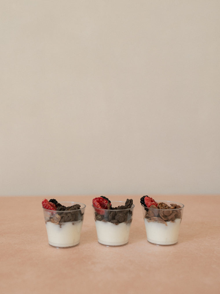Tres porciones de yogurt con chocolate True y frutos rojos